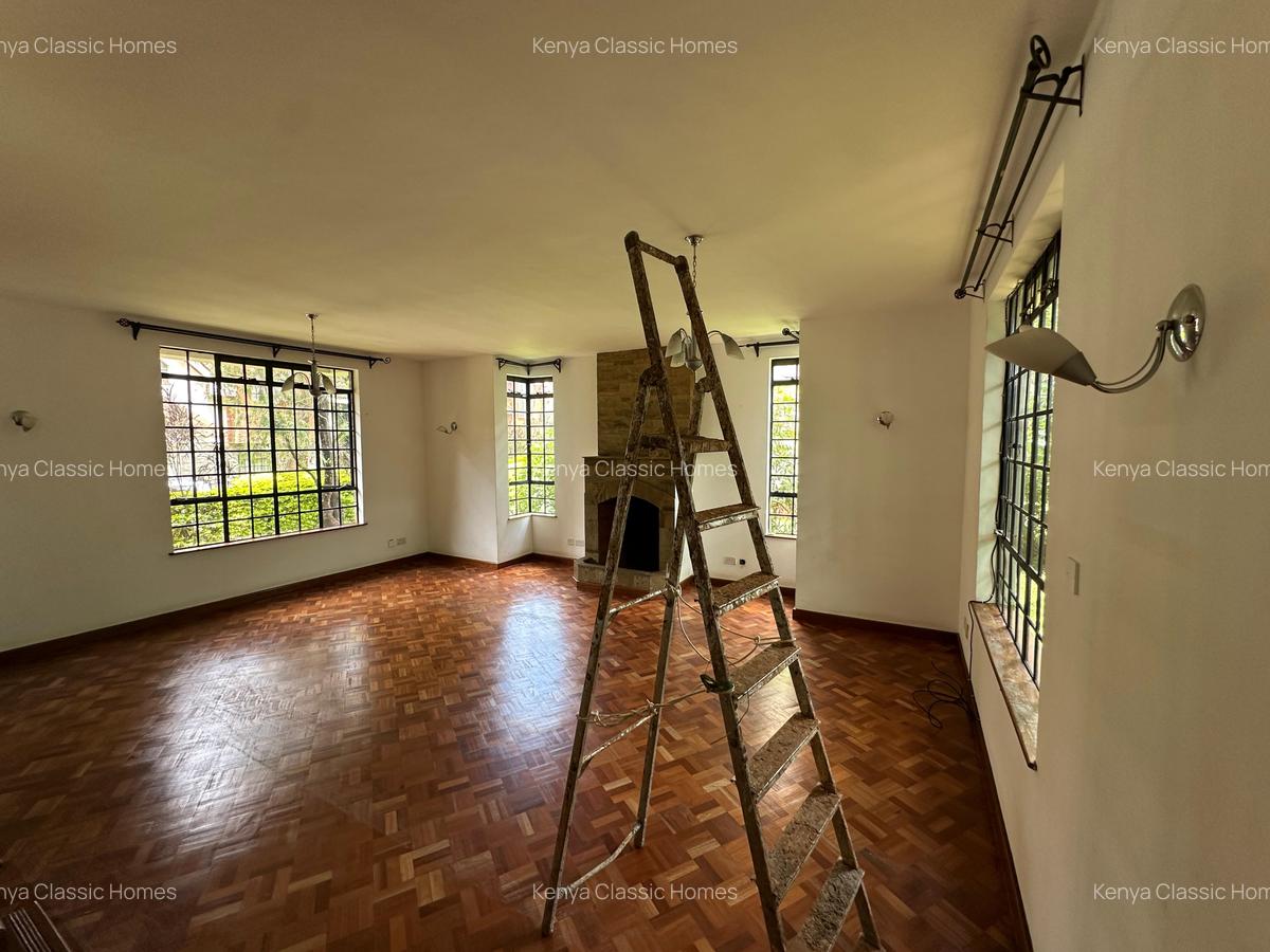 4 Bed Villa with En Suite at Lavington - 2