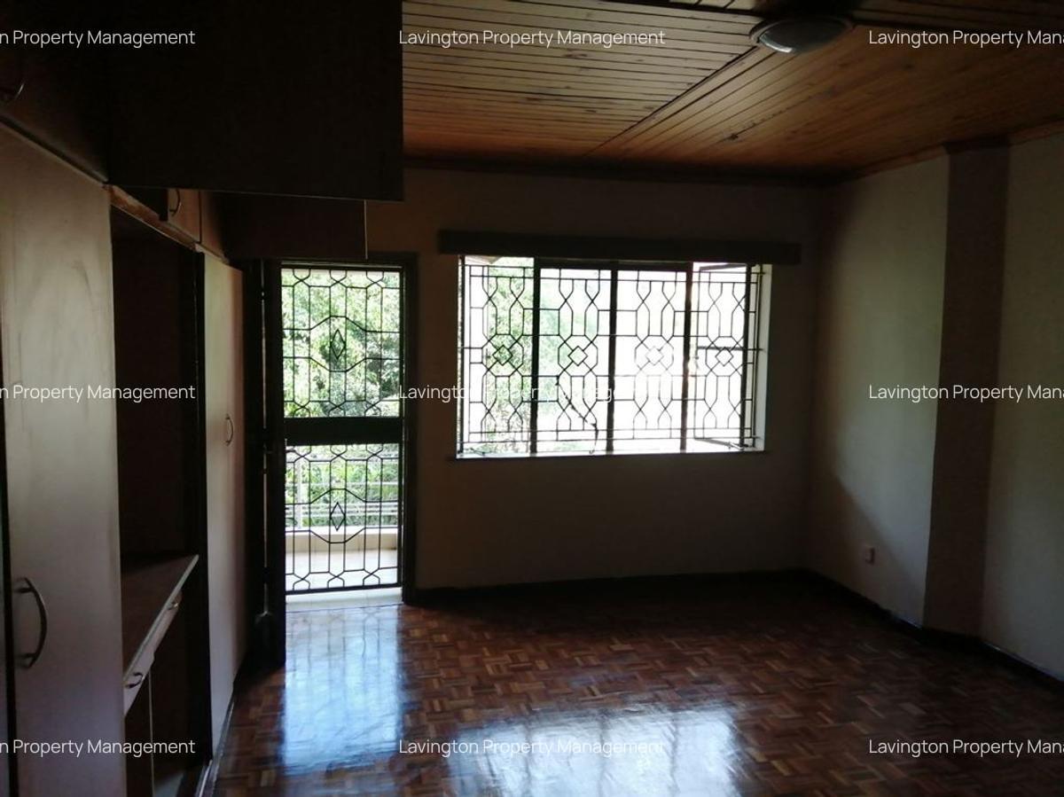 5 Bed House with En Suite at Lavington Green - 16