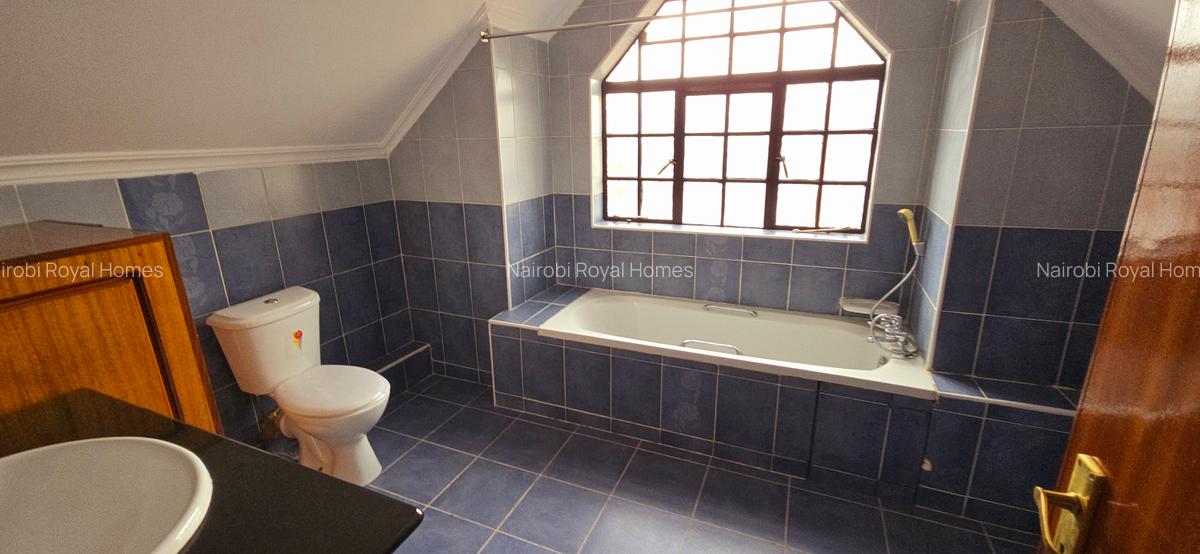 5 Bed Townhouse with En Suite at Lavington Green - 13