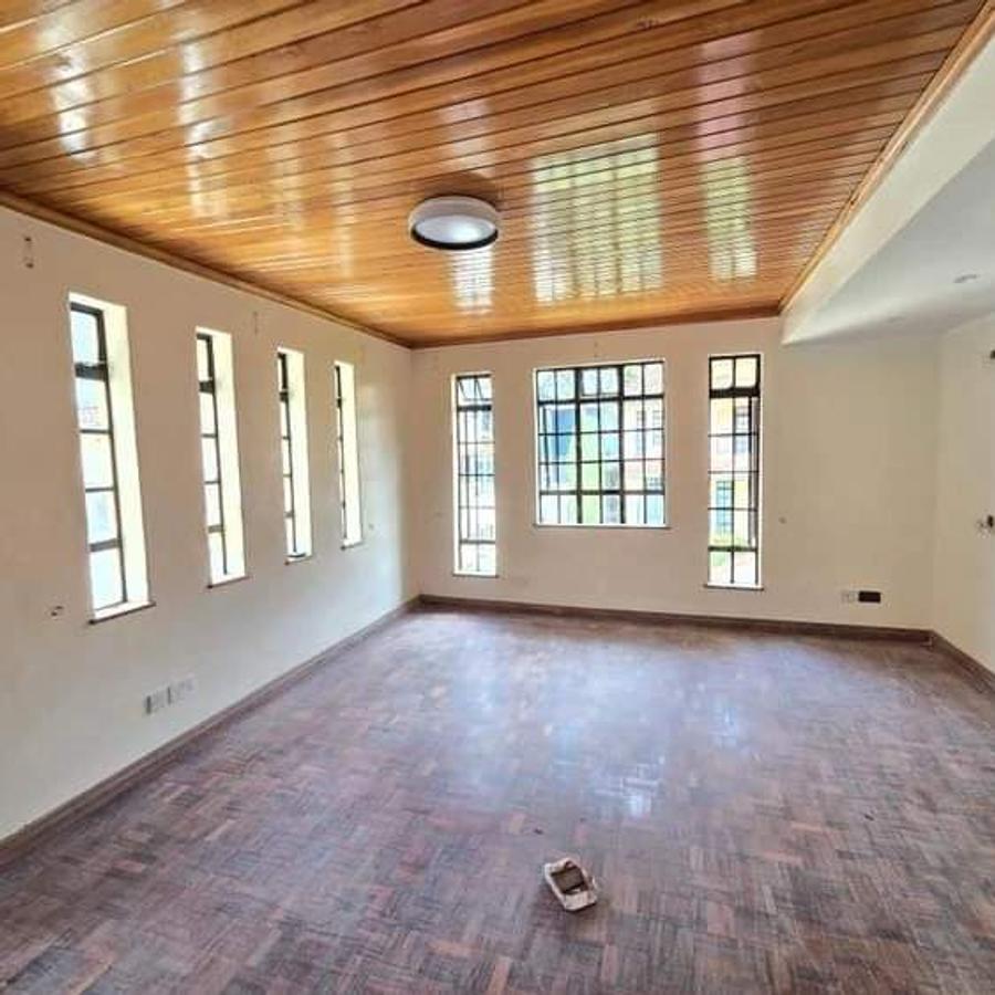 5 Bed House with En Suite at Lavington - 19