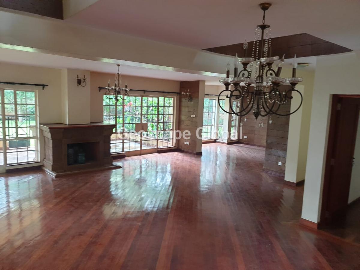 5 Bed House with En Suite in Rosslyn - 2