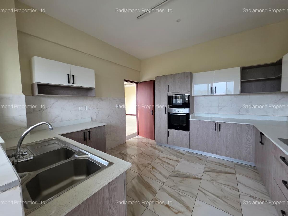 3 Bed Apartment with En Suite in Parklands - 8