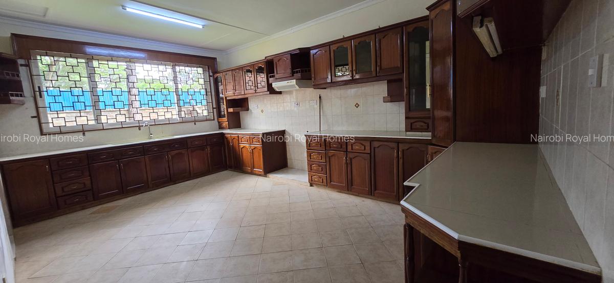 5 Bed Townhouse with En Suite at Lavington - 14