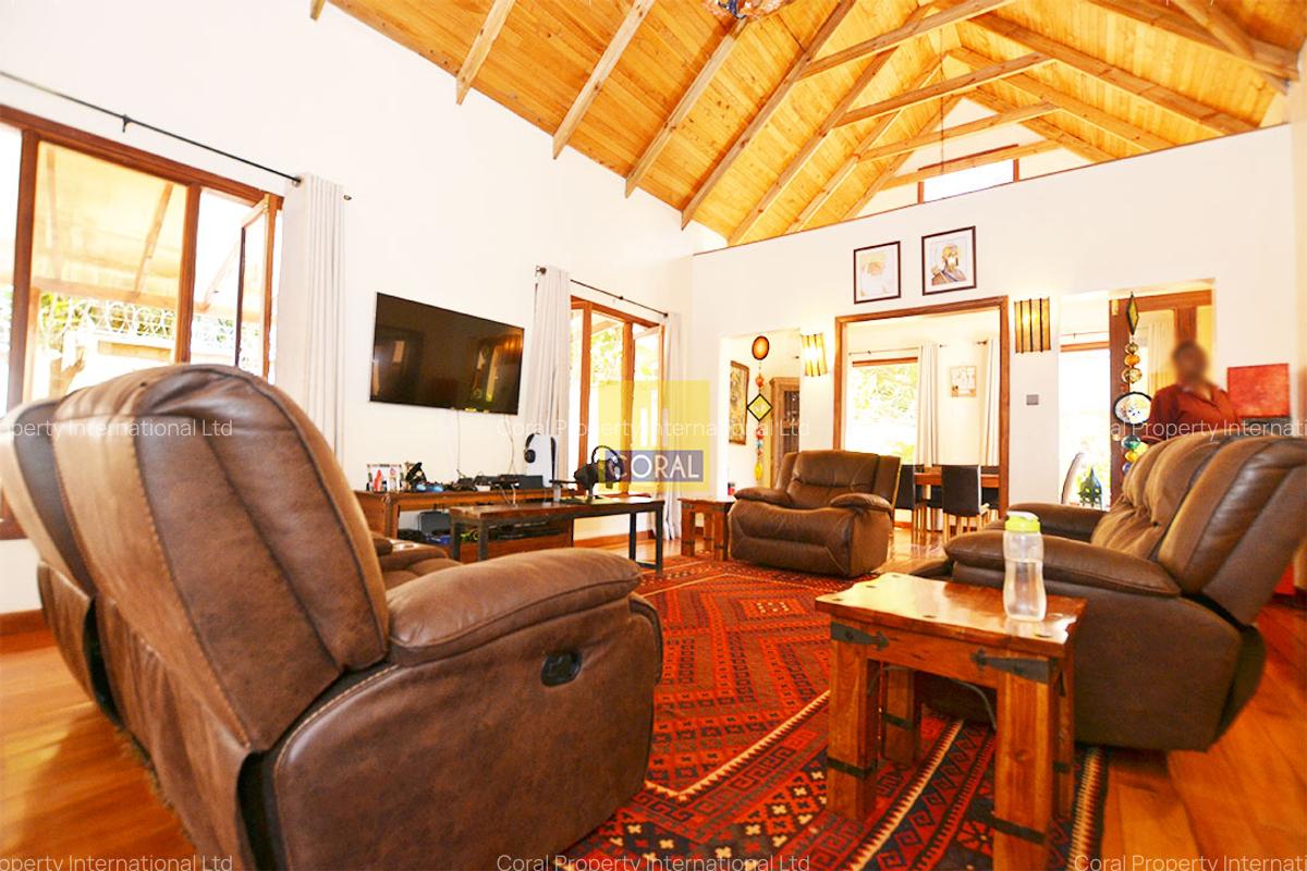 6 Bed House in Ridgeways - 2