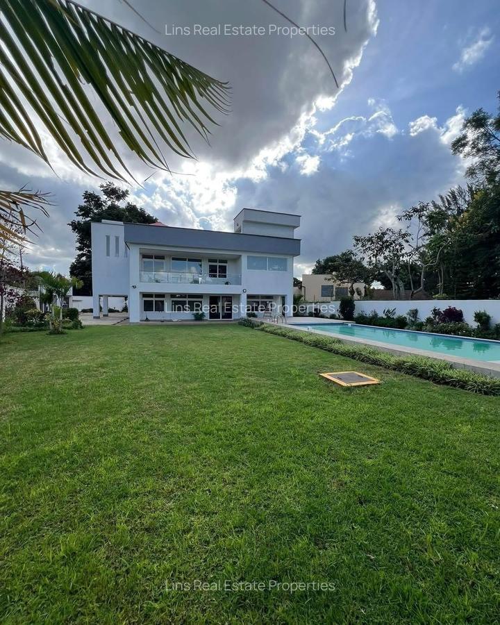 5 Bed House with En Suite in Runda - 2