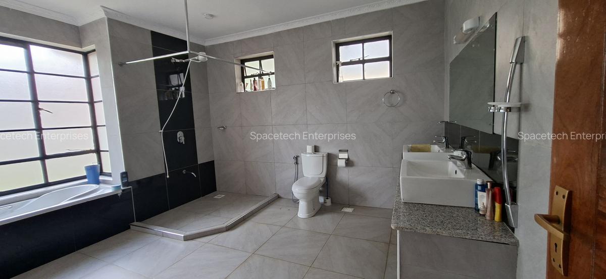 5 Bed Townhouse with En Suite in Kyuna - 16