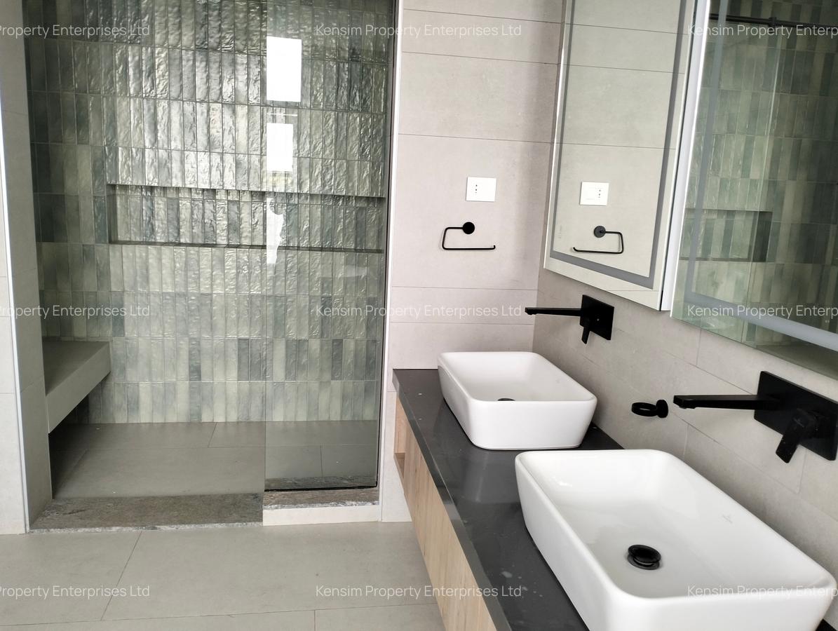 5 Bed Townhouse with En Suite in Brookside - 12