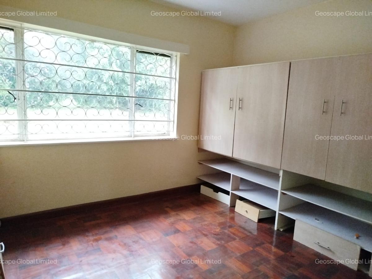 7 Bed House with En Suite in Lavington - 3