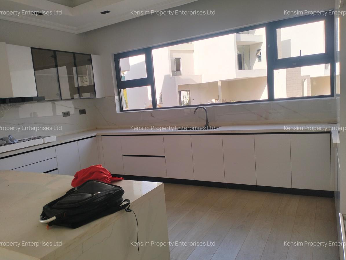 5 Bed Townhouse with En Suite in Lavington - 3