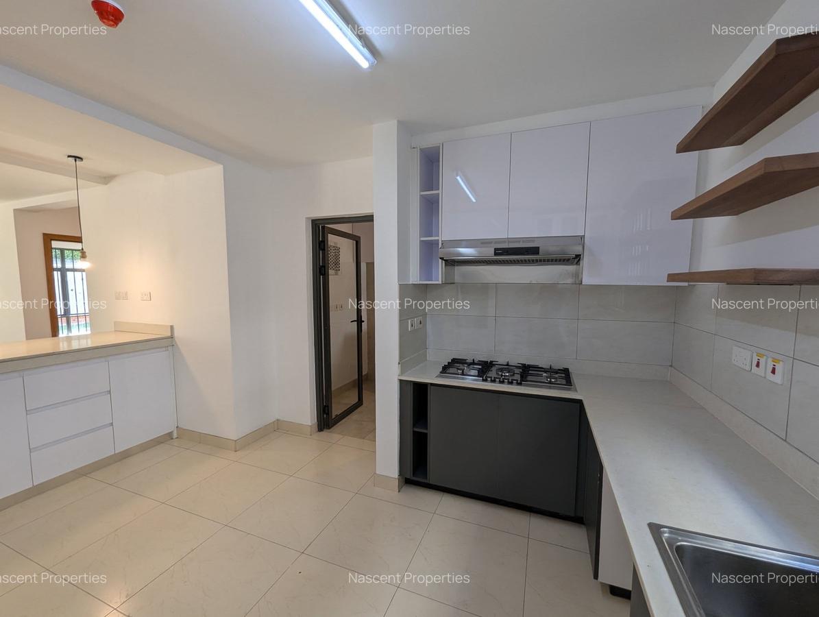 4 Bed Apartment with En Suite in Rosslyn - 5
