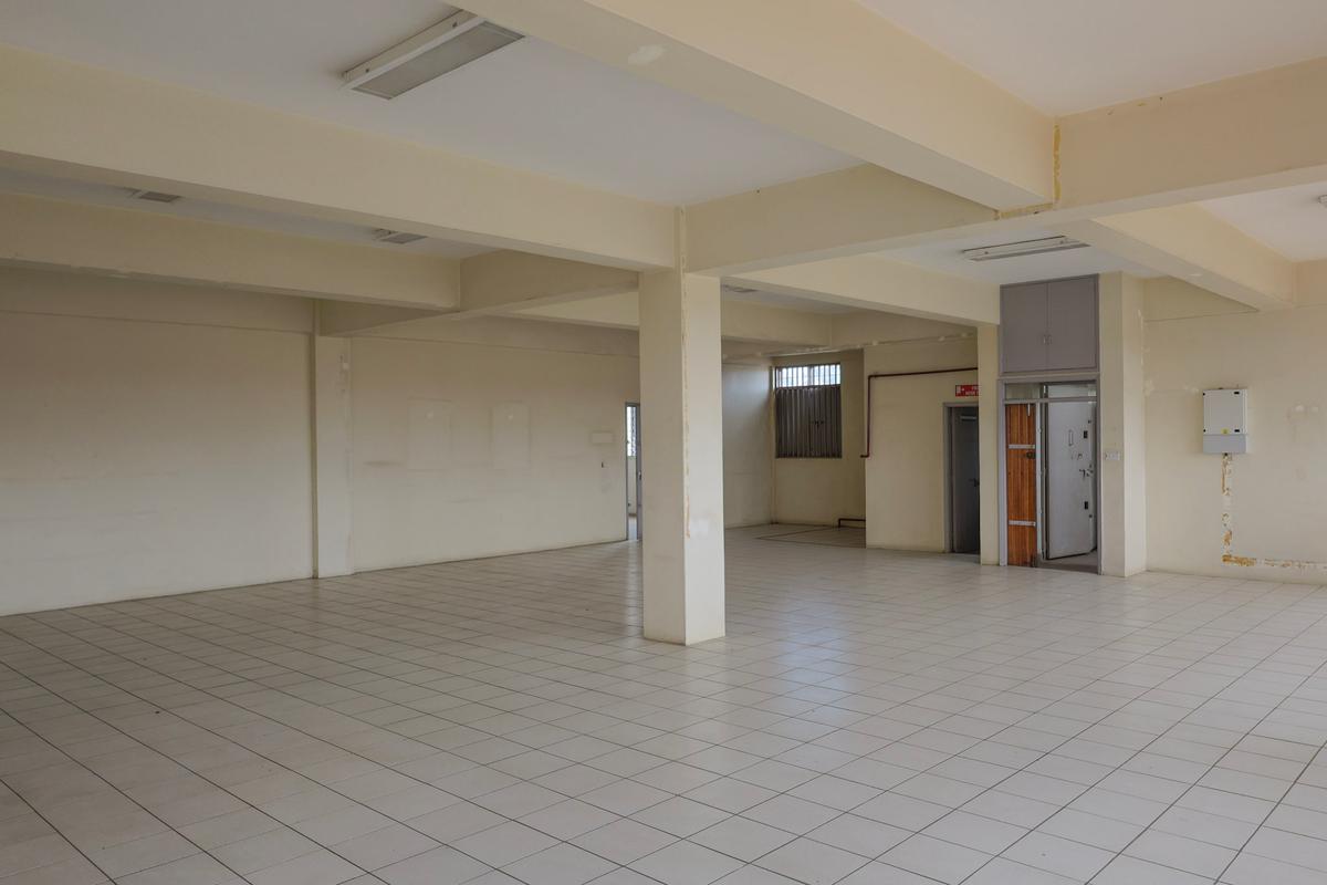 4,830 ft² Office with Service Charge Included in Industrial Area - 9