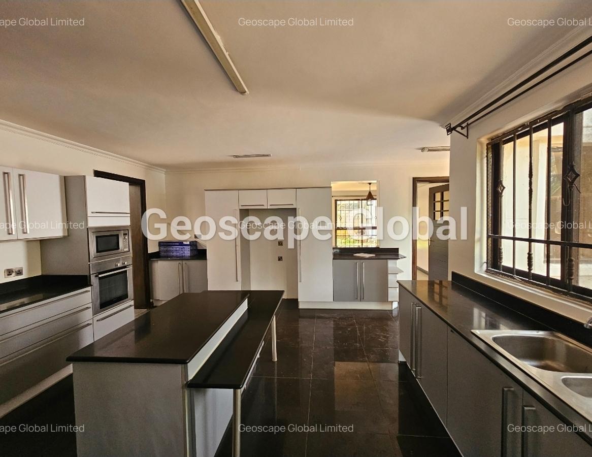 5 Bed House with En Suite in Runda - 2