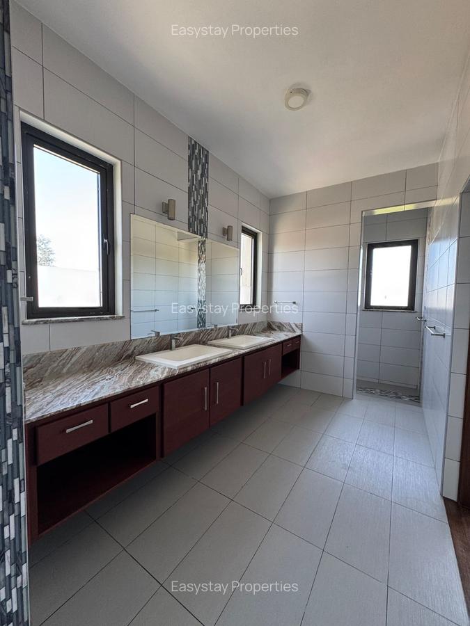 2 Bed Apartment with En Suite in Nyali Area - 9