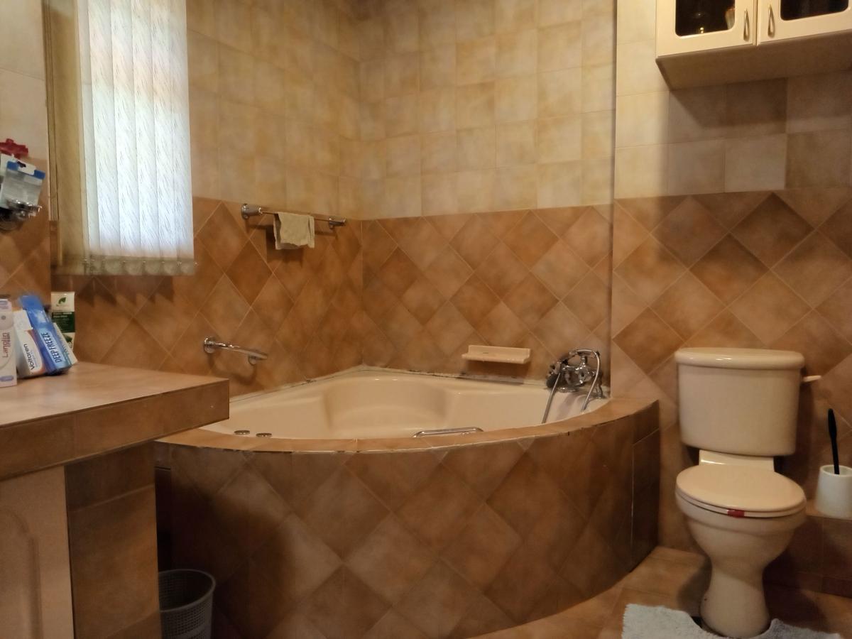 4 Bed House with En Suite in Lavington - 14