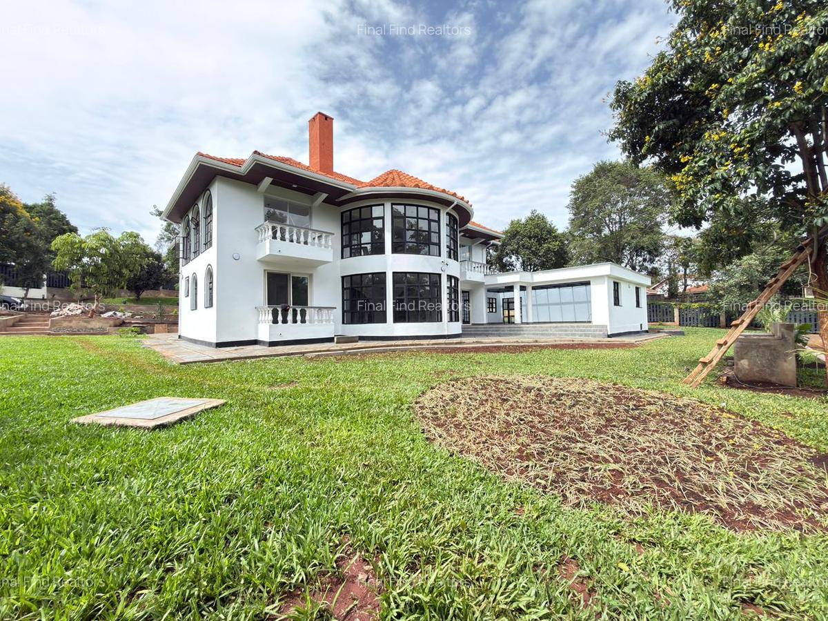 5 Bed House with Swimming Pool in Windsor - 2