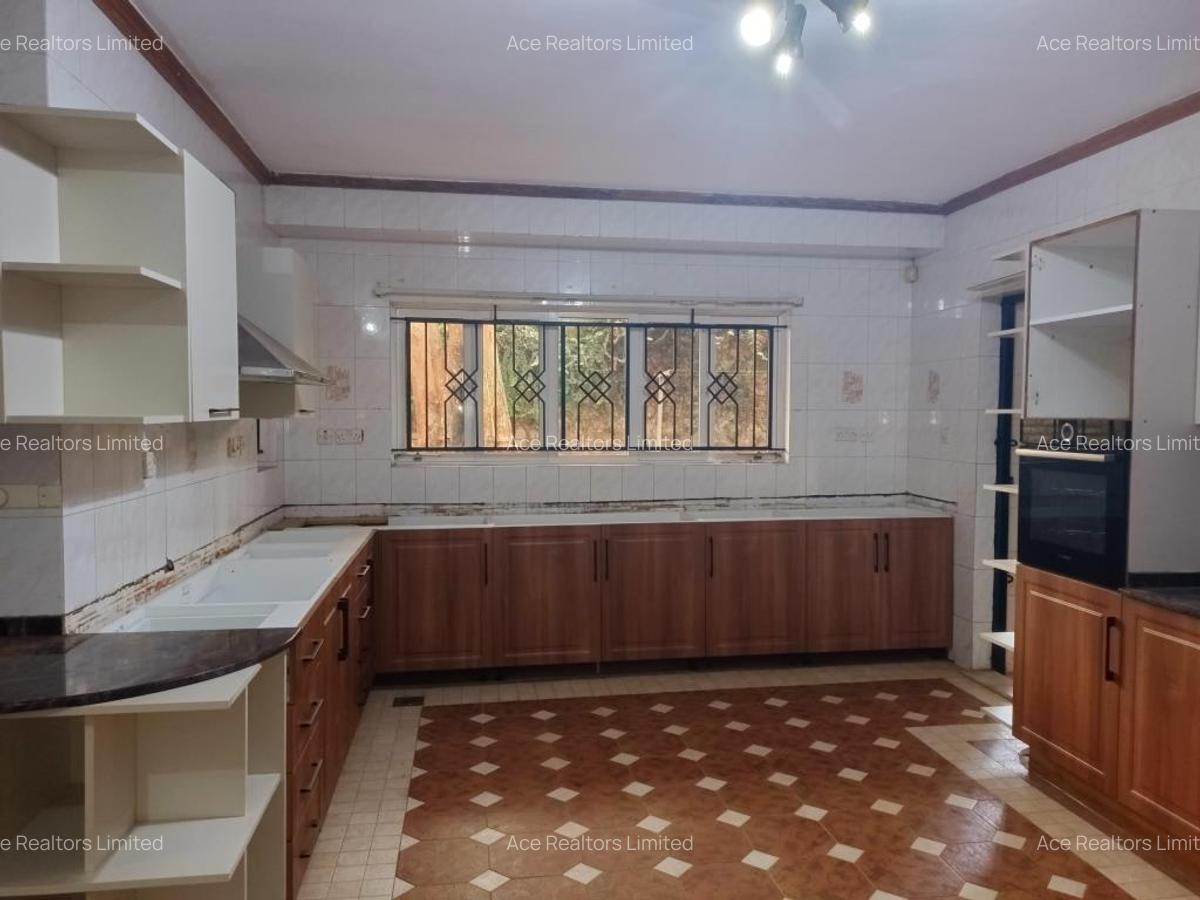 4 Bed Townhouse with En Suite at Hillview - 7