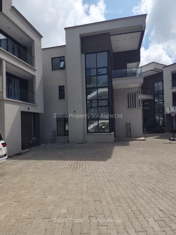 5 Bed House with En Suite in Lavington - 1