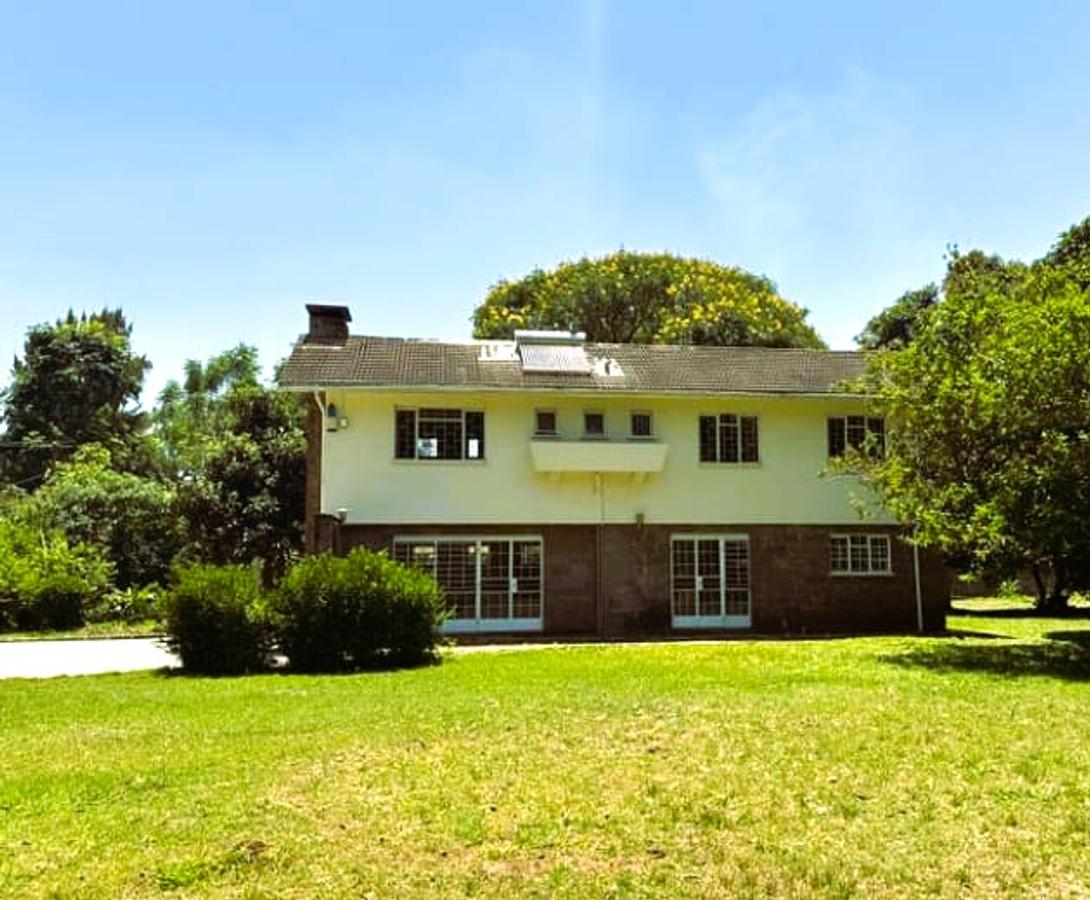 4 bed house with en suite in lavington