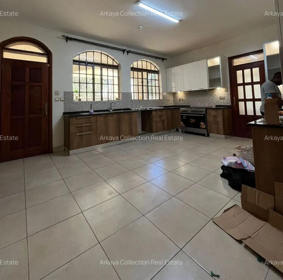 5 Bed House with En Suite in Lavington - 8