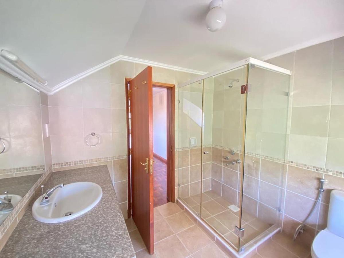 5 Bed Townhouse with En Suite in Lavington - 9