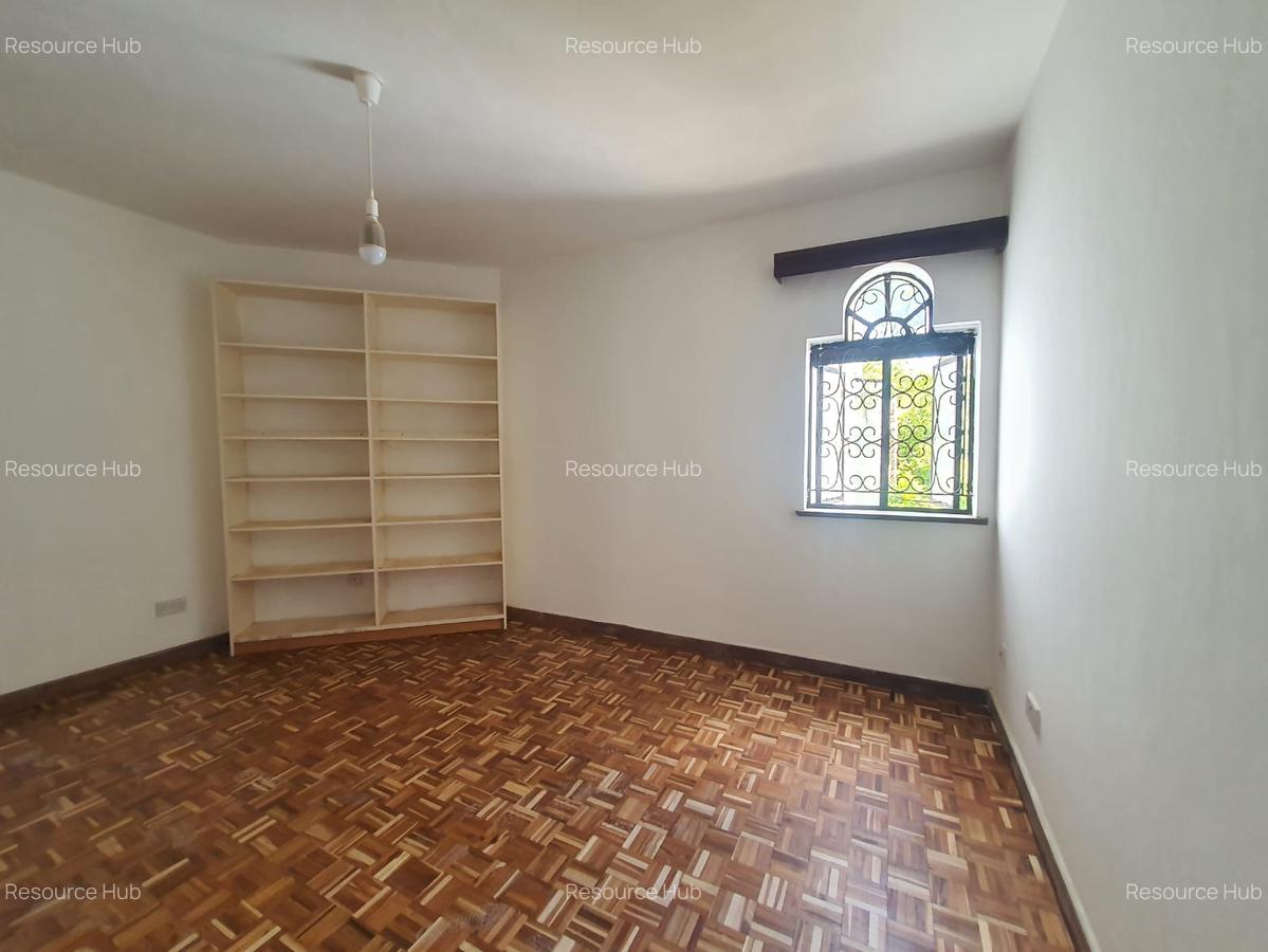 6 Bed House with En Suite in Nyari - 9