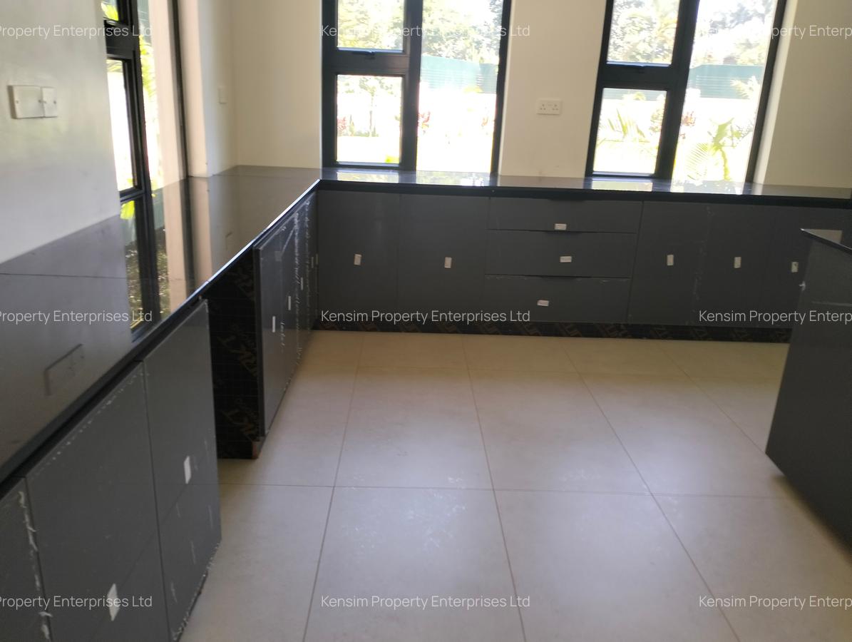 5 Bed House with En Suite in Runda - 10