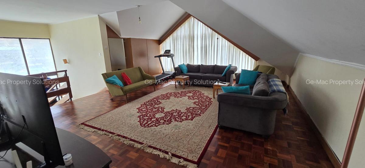 5 Bed House with En Suite in Lavington - 11