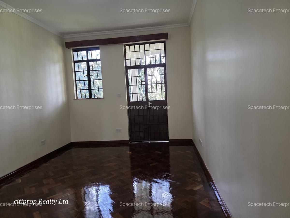 5 Bed House with En Suite in Runda - 14