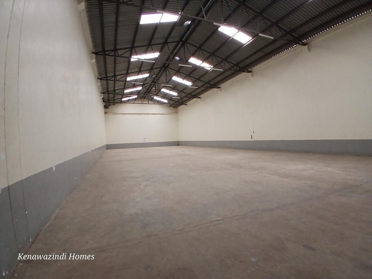 9,000 ft² Warehouse with Service Charge Included at Gateway Mall - 14