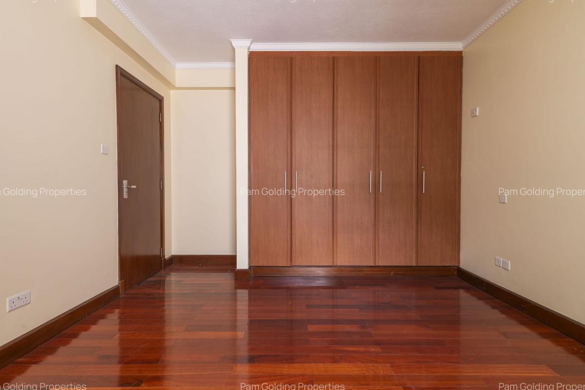 3 Bed Apartment with En Suite at Riverside Drive - 15