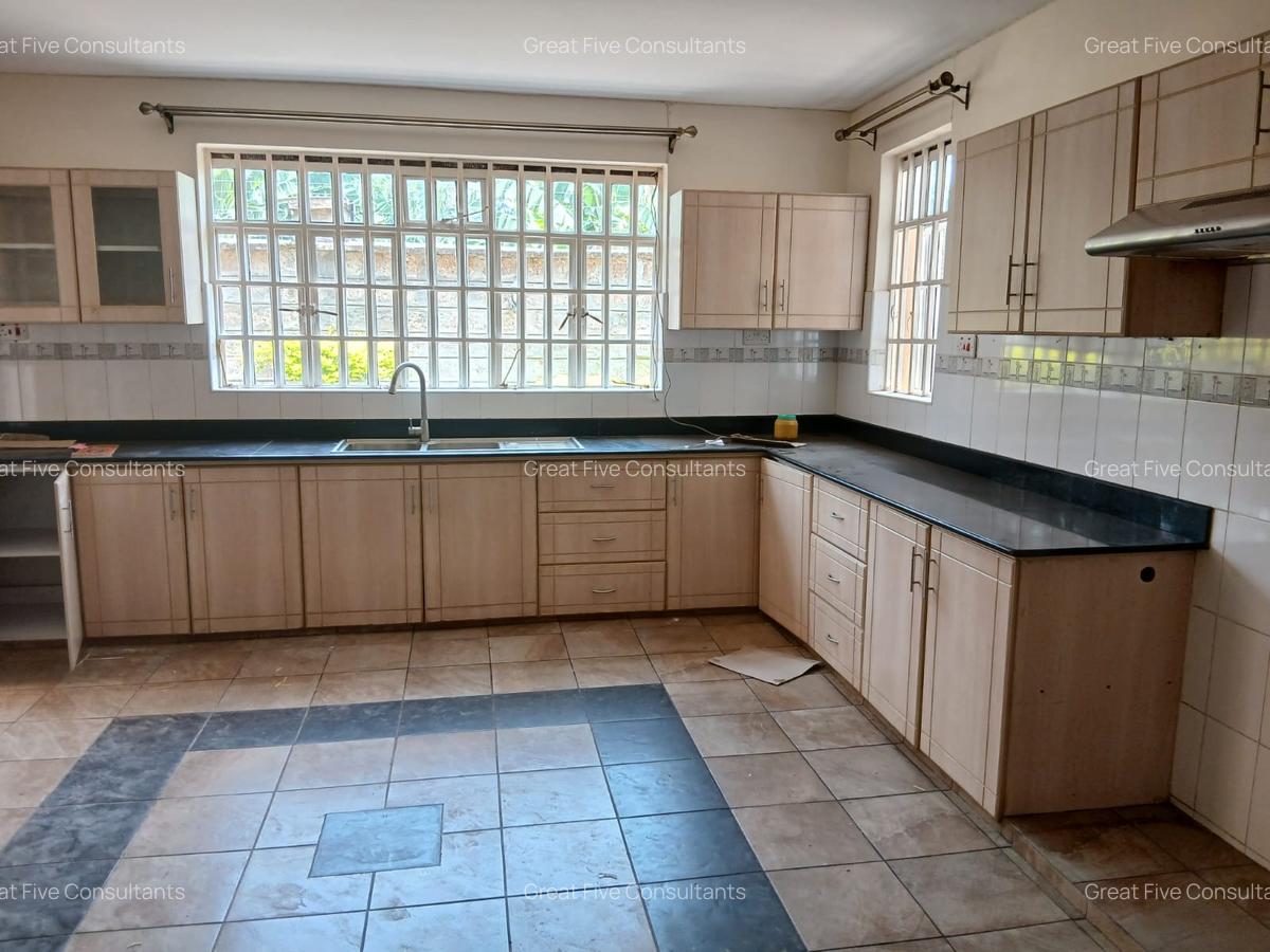 4 Bed Villa with En Suite in Rosslyn - 8