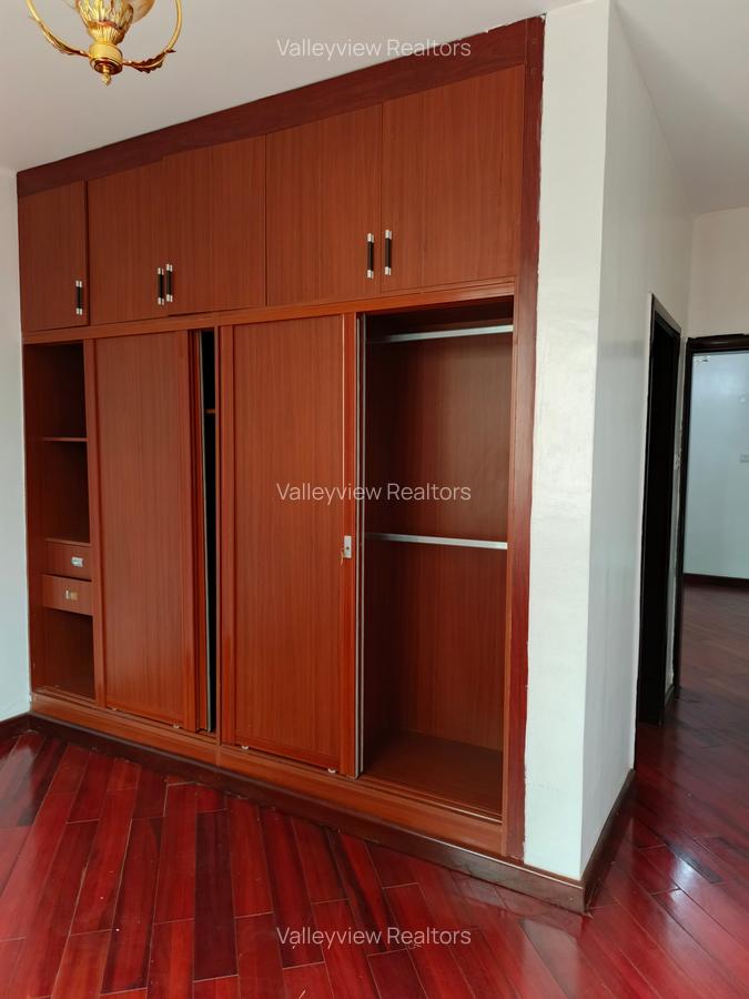 5 Bed Townhouse with En Suite at Lavington - 12