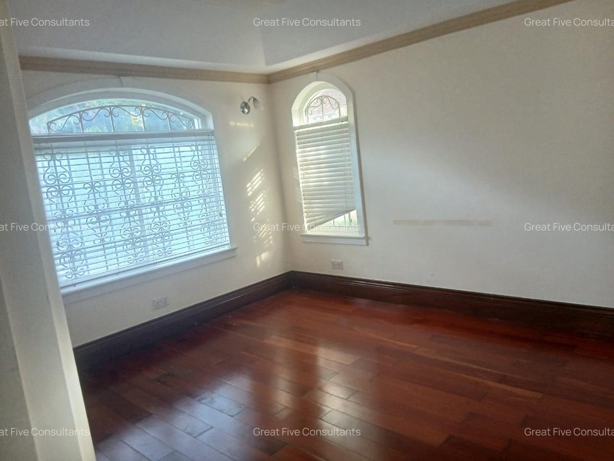 5 Bed Villa with En Suite in Rosslyn - 12