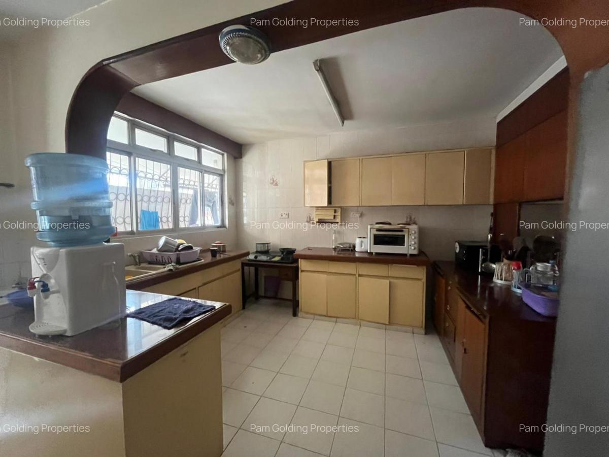 3 Bed Apartment with En Suite at Cresent Close - 6