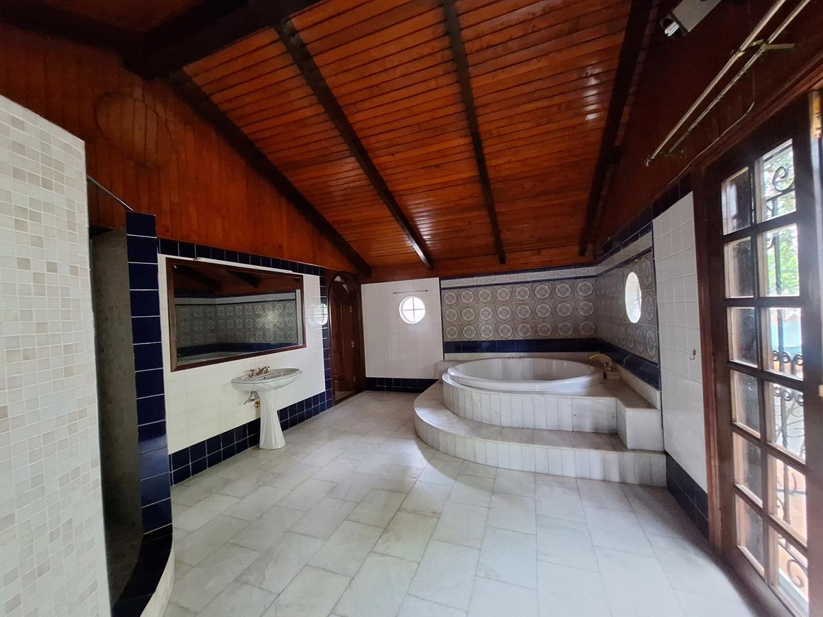 4 Bed House with En Suite in Lavington - 2