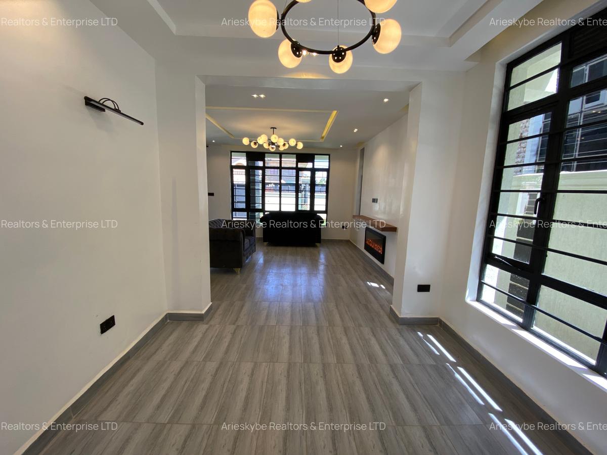 4 Bed House with En Suite in Membley - 3