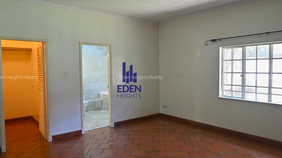 4 Bed House with En Suite in Lavington - 11