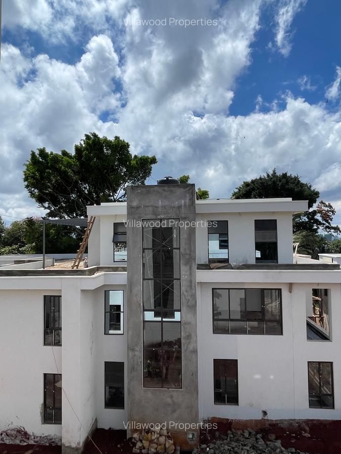 6 Bed Villa with En Suite in Kyuna - 1