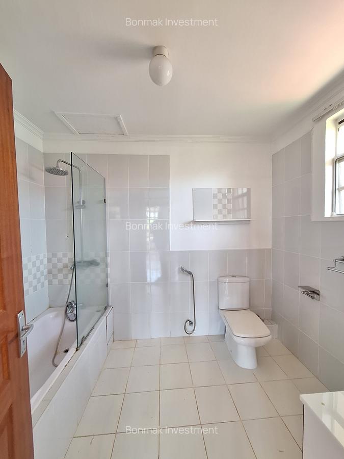 4 Bed Townhouse with En Suite at Rossylin Heights - 19