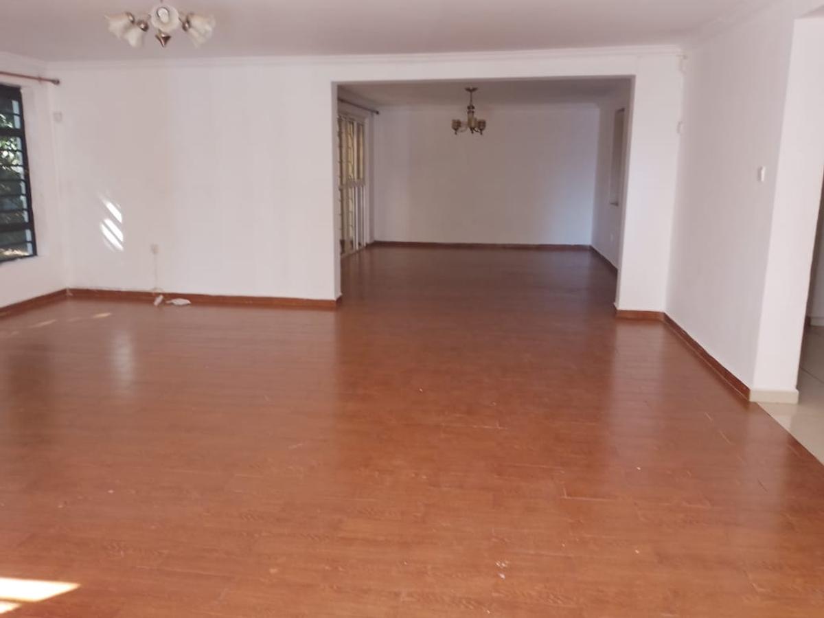 4 Bed House with En Suite in Ridgeways - 2
