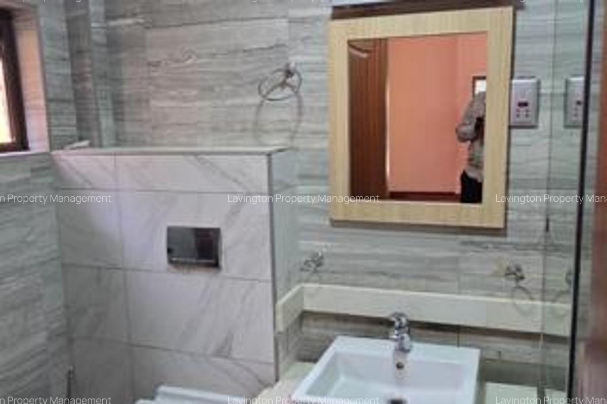 5 Bed Villa with En Suite at Lavington Green - 9