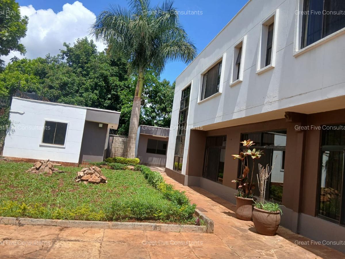 5 Bed House with En Suite in Runda - 2