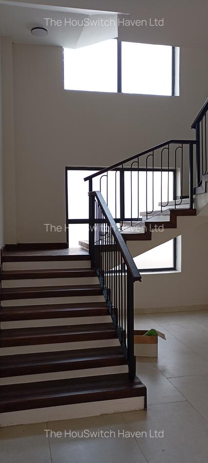 5 Bed Townhouse with En Suite at Off James Gichuru Rd - 9