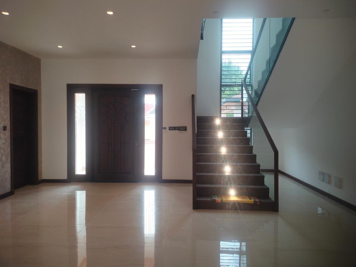 6 Bed Townhouse with Garden at Few Minutes Drive To Gigiri - 8
