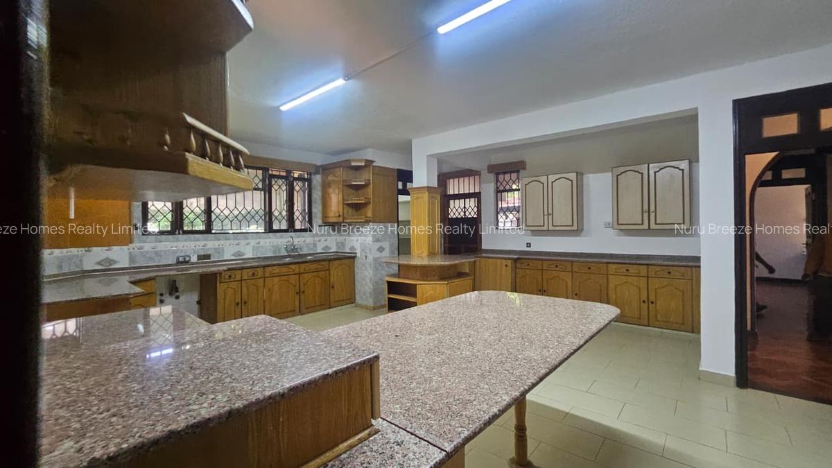 5 Bed House with En Suite in Runda - 11