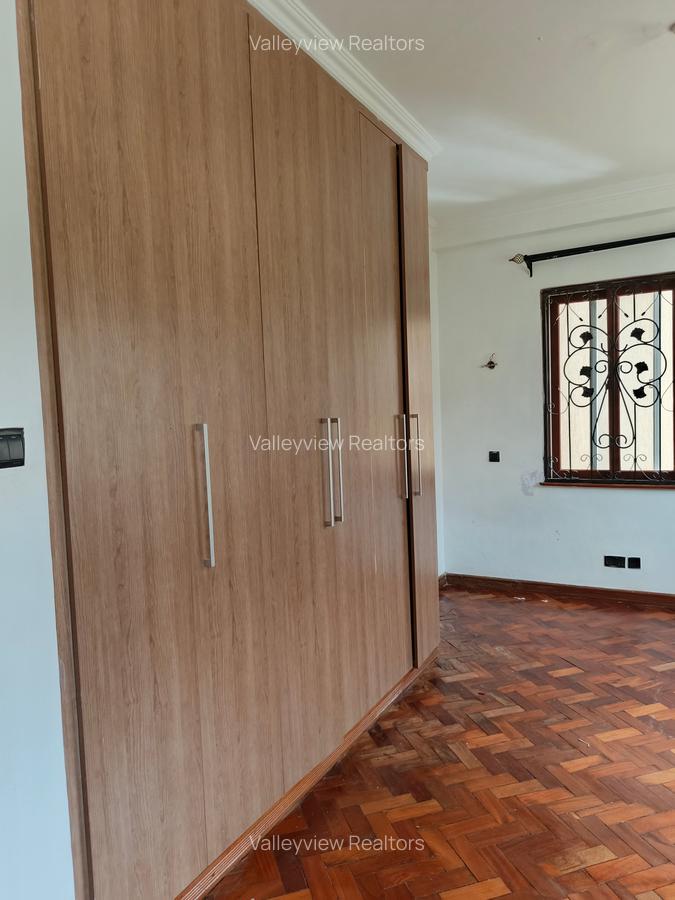 5 Bed Townhouse with En Suite at Lavington - 6