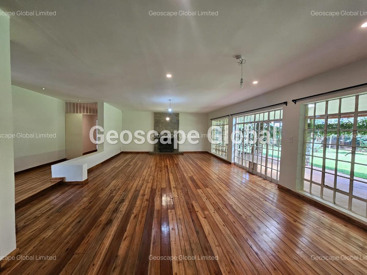 4 Bed House with En Suite in Ridgeways - 8