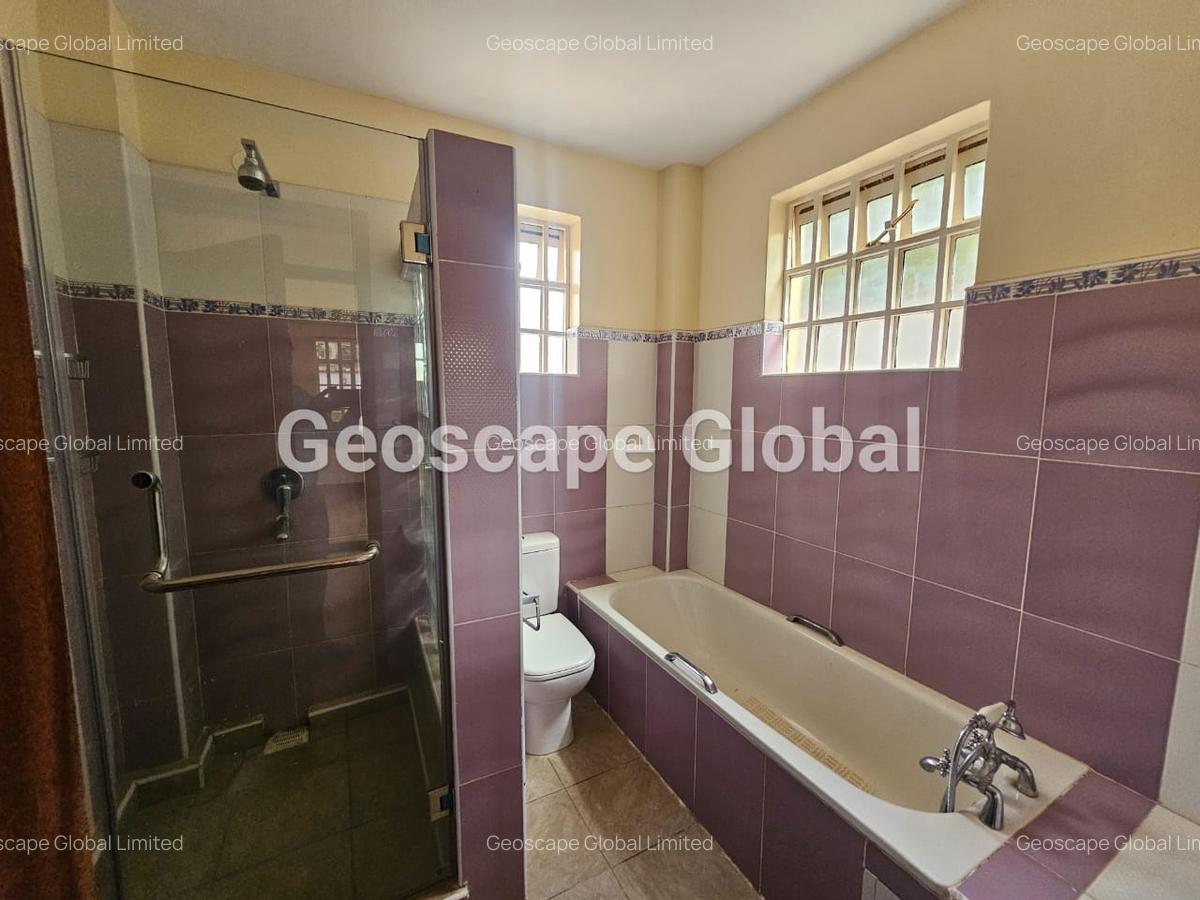 5 Bed House with En Suite in Rosslyn - 3