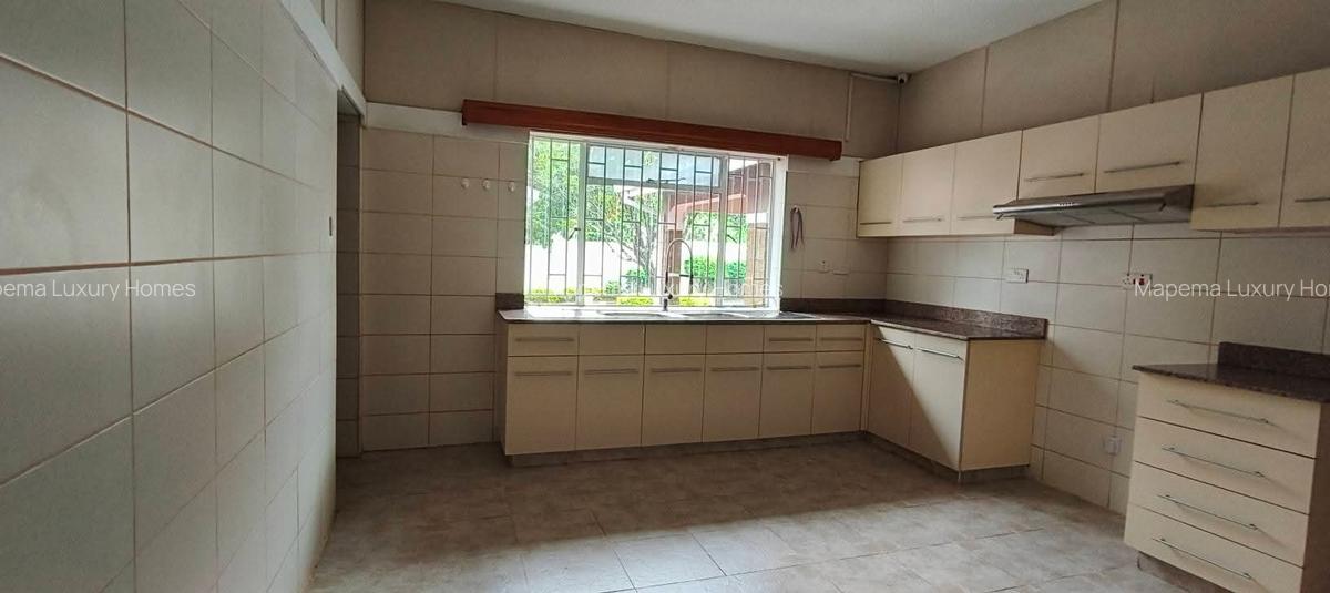 4 Bed House with En Suite at Rosslyn - 10