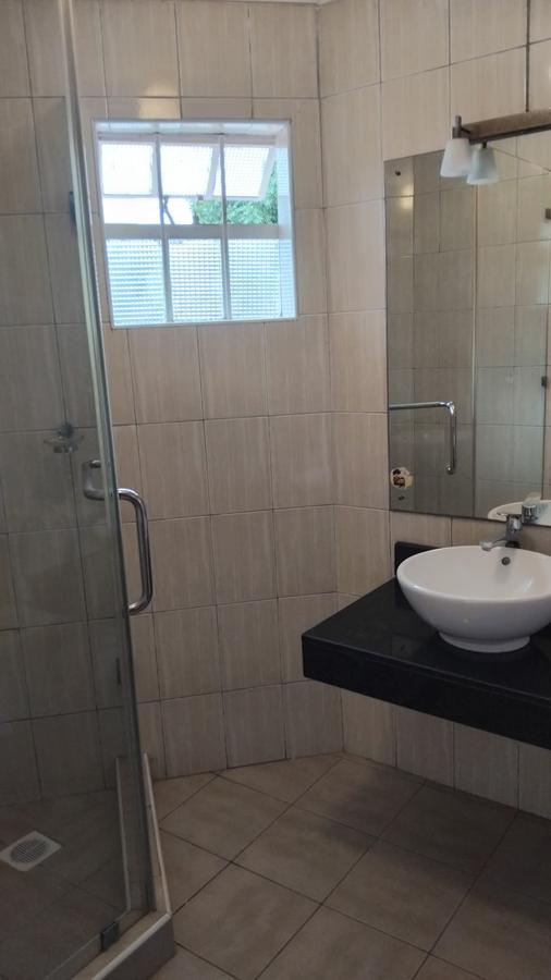 5 Bed House with En Suite in Runda - 12